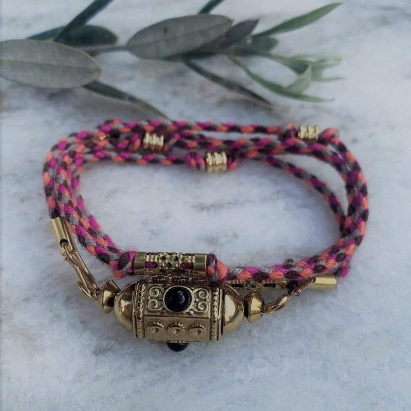 cordon en coton rainbow de 60 cm, présenté en bracelet 4 tours agrémenté du pendentif guru en agate noire