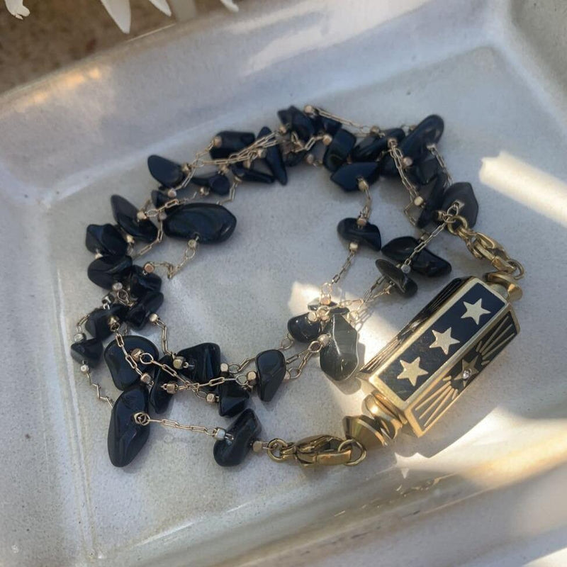 Chaîne empierrée en agate noire portée en version bracelet multi-tours avec le pendentif star noir