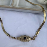 chaîne plate maille serpent en acier inoxydable doré customisé avec le pendentif guru noir