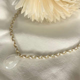 collier tressé de fil en lurex et blanc irisé avec chaine fine en acier doré, pendentif en pierre de lune blanche