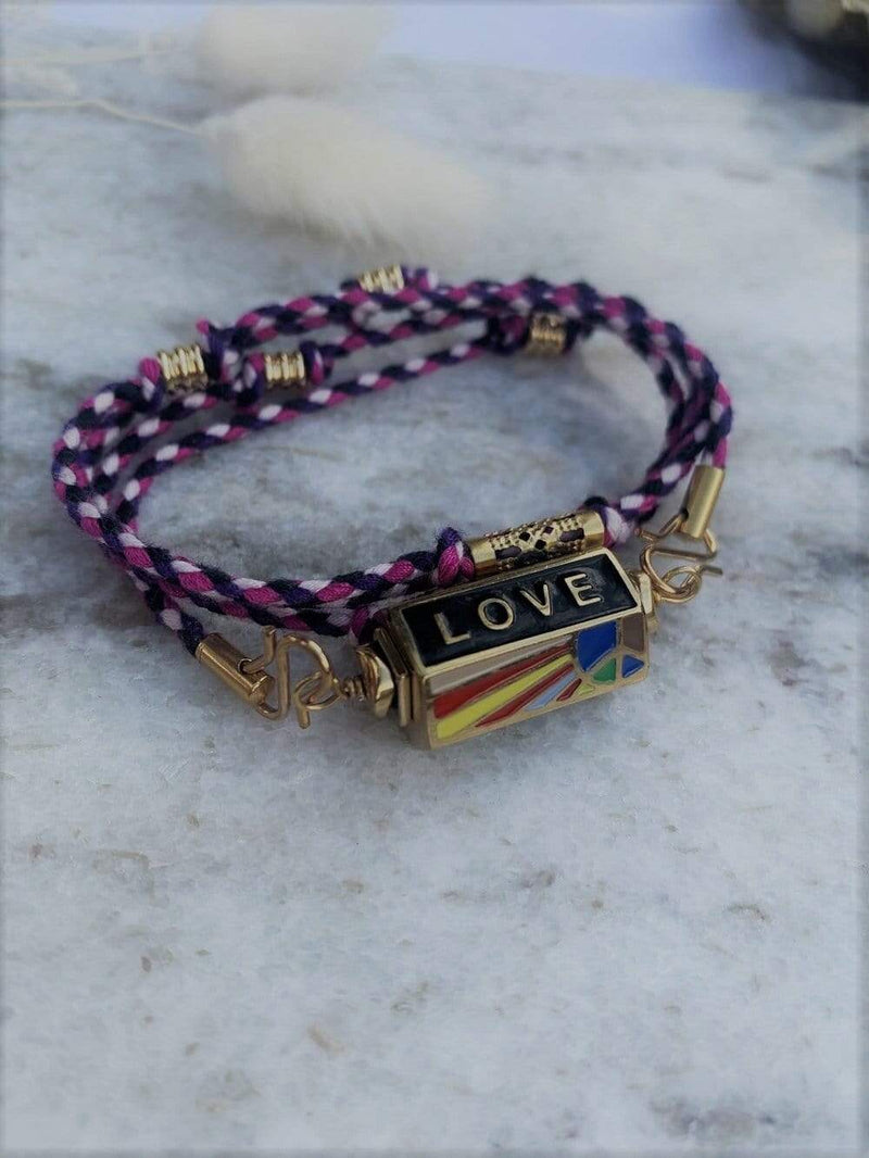 cordon rainbow de 60 cm présenté en version bracelet 5 tours avec le pendentif peace and love noir