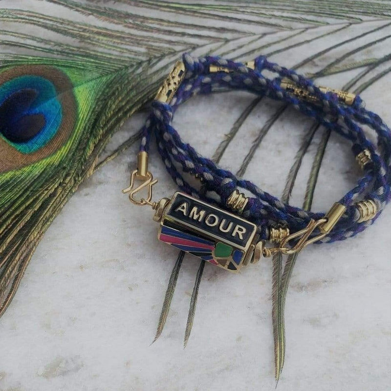 Cordon à personnaliser bleu, gris, marine, violet présenté en version bracelet multi-tours-à personnaliser avec un pendentif de la collection