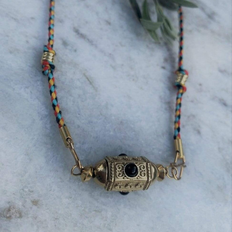 cordon porté avec le pendentif guru agate noire