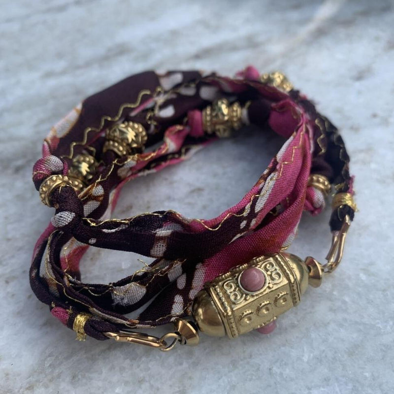 Cordon en soie de sari recyclé présenté en version bracelet 5 tours agrémenté du pendentif guru rose