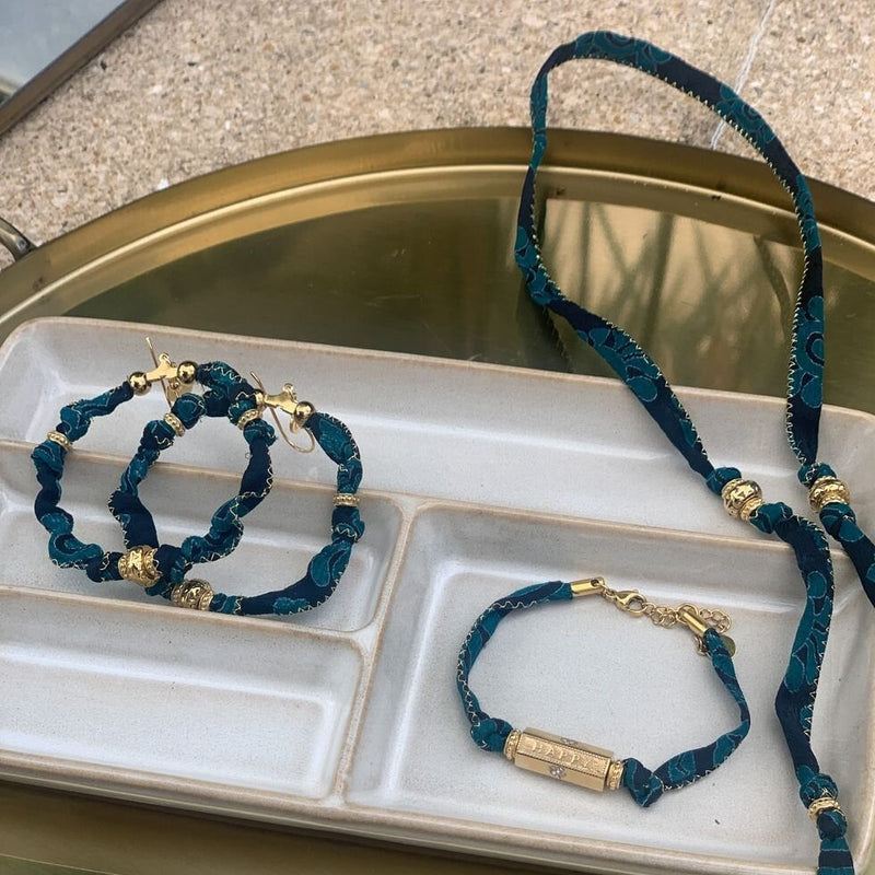 créoles en soie de sari recyclée présentées avec collier et bracelet assorti