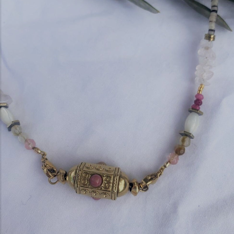 Pendentif guru rose présenté sur le collier tokyo
