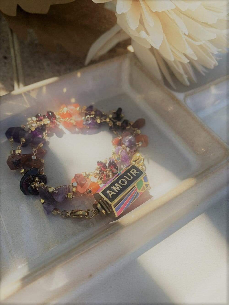 Pendentif Peace and love présenté en version bracelet avec la chaine Goa en améthyste, cornaline et grenat