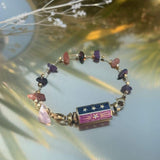 pendentif star multicolor présenté avec le  bracelet Bombay en améthyste, grenant et cornaline