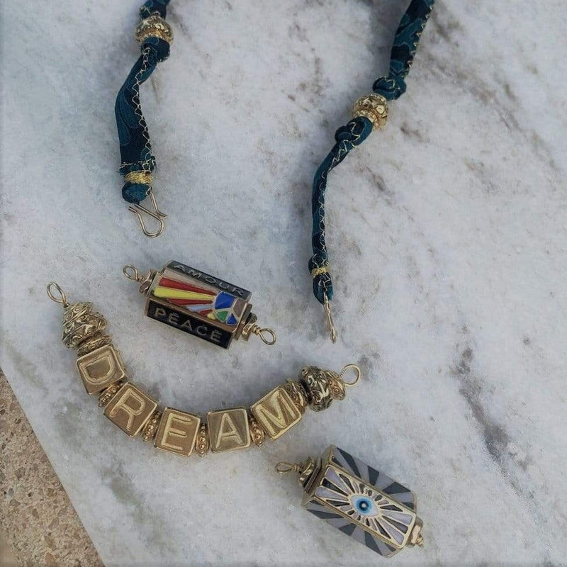 suggestion de pendentif pouvant aller avec le cordon en soie de sari recyclé evasion marine et bleu canard