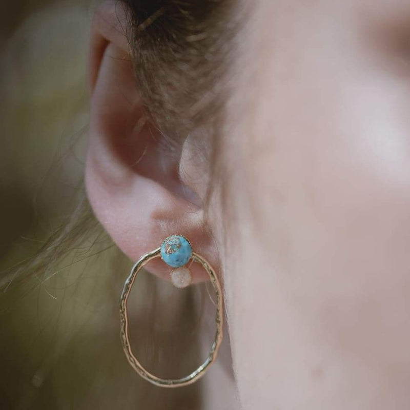 Boucles d'oreilles 2 en 1 puces d'oreilles avec pierre en turquoise et pierre de lune blanche avec forme ovale martelée