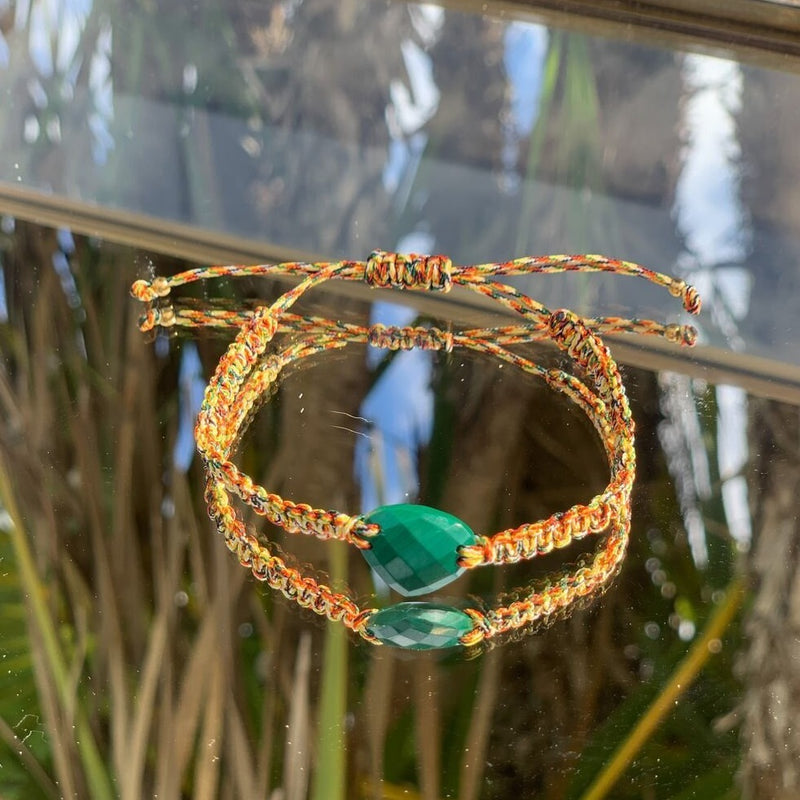 bracelet macramé multicolor, pierre en malachite, bracelet ajustable grâce à sa chaîne d'extension