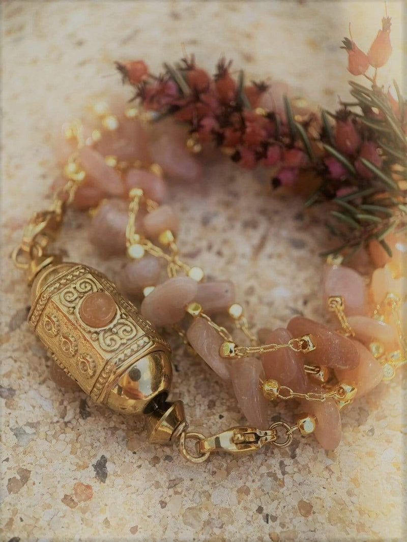 Chaîne goa présentée en version bracelet multi-tours avec pendentif guru pierre de lune orange