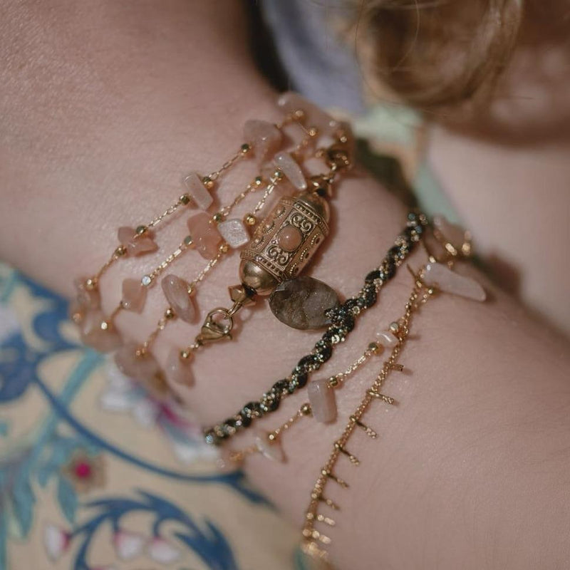 chaîne goa pierre de lune orange porté en bracelet multi tours