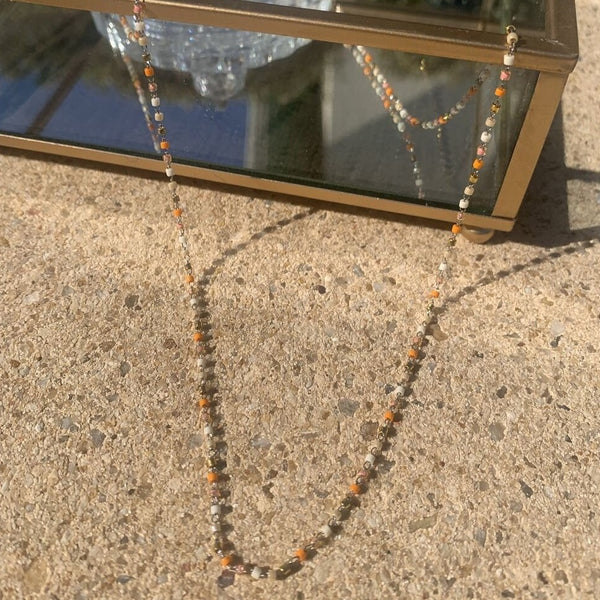 chaîne sally chaine fine perlee de perles de rocailles.