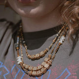 collier caliel en perles heishien pierres présenté avec le pendentif personnalisé Joy
