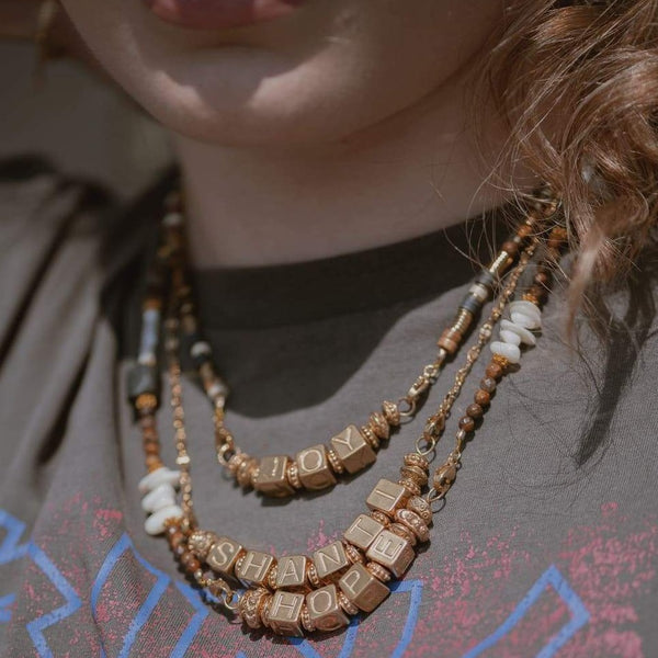 collier caliel en perles heishien pierres présenté avec le pendentif personnalisé Joy