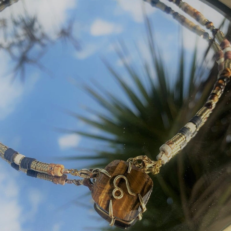 collier caliel personnalisé avec le pendentif astro lion en oeil de tigre