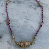 cordon rainbow en coton 4 couleurs agrémenté du pendentif guru rose