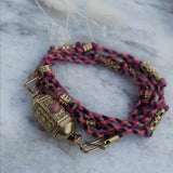 cordon rainbow corail de 78cm présenté en version bracelet 5 tours avec le pendentif guru rose
